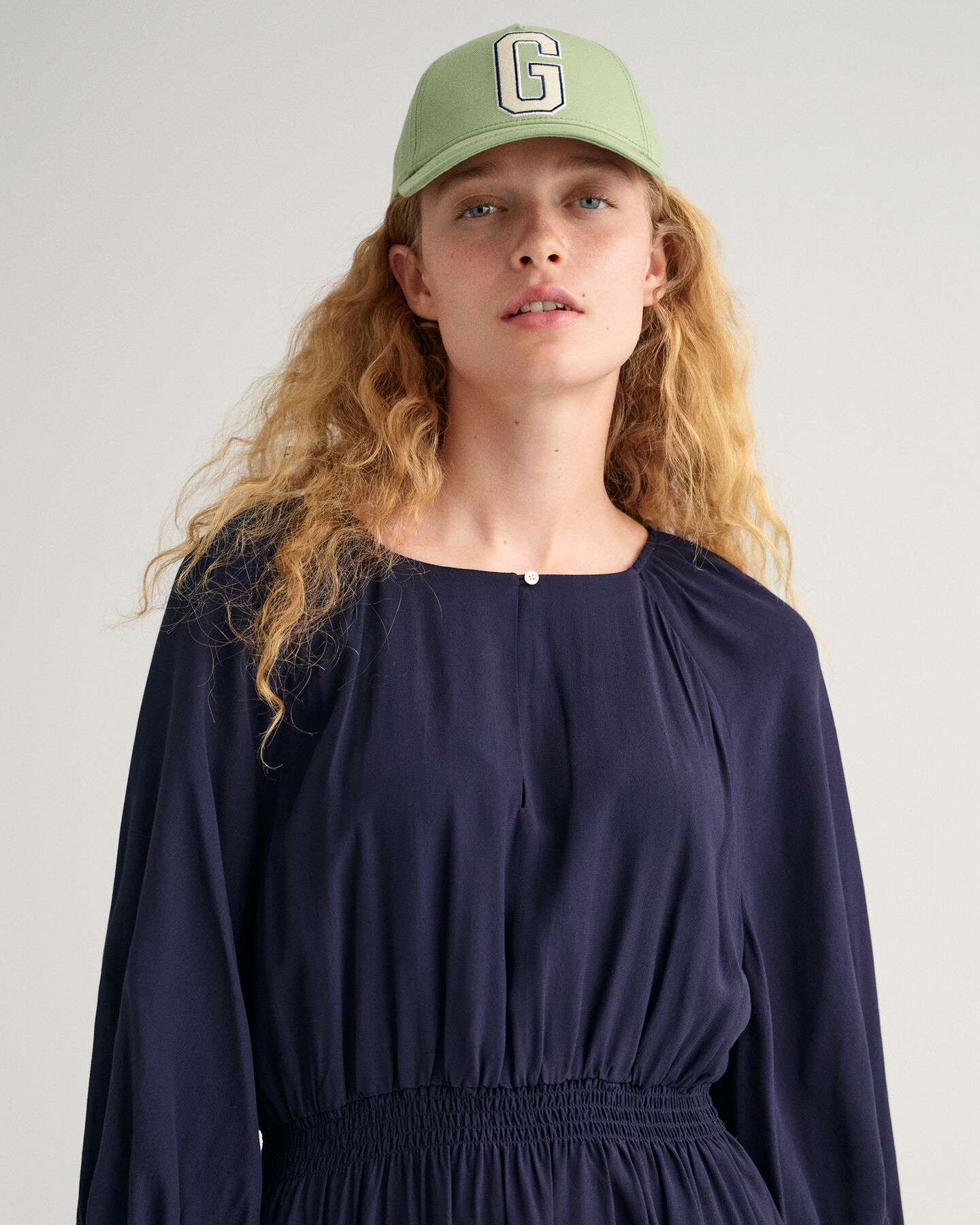 Vestido com decote à barco