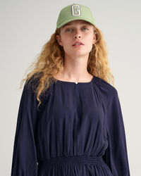 Vestido com decote à barco