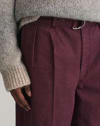 Calças chino com pregas e cinto