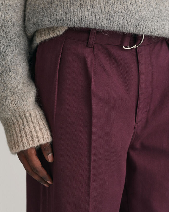 Calças chino com pregas e cinto