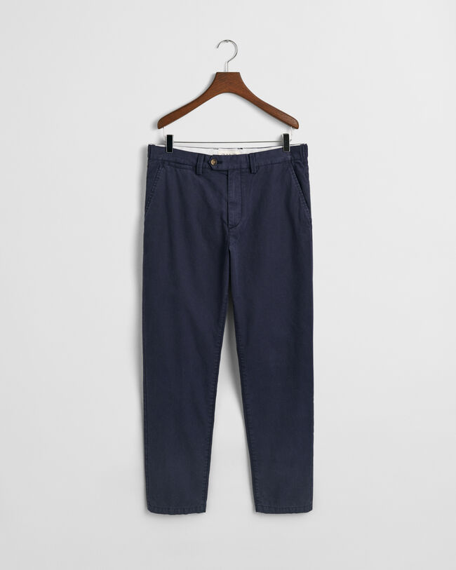 Calças chino afuniladas em lona regular fit