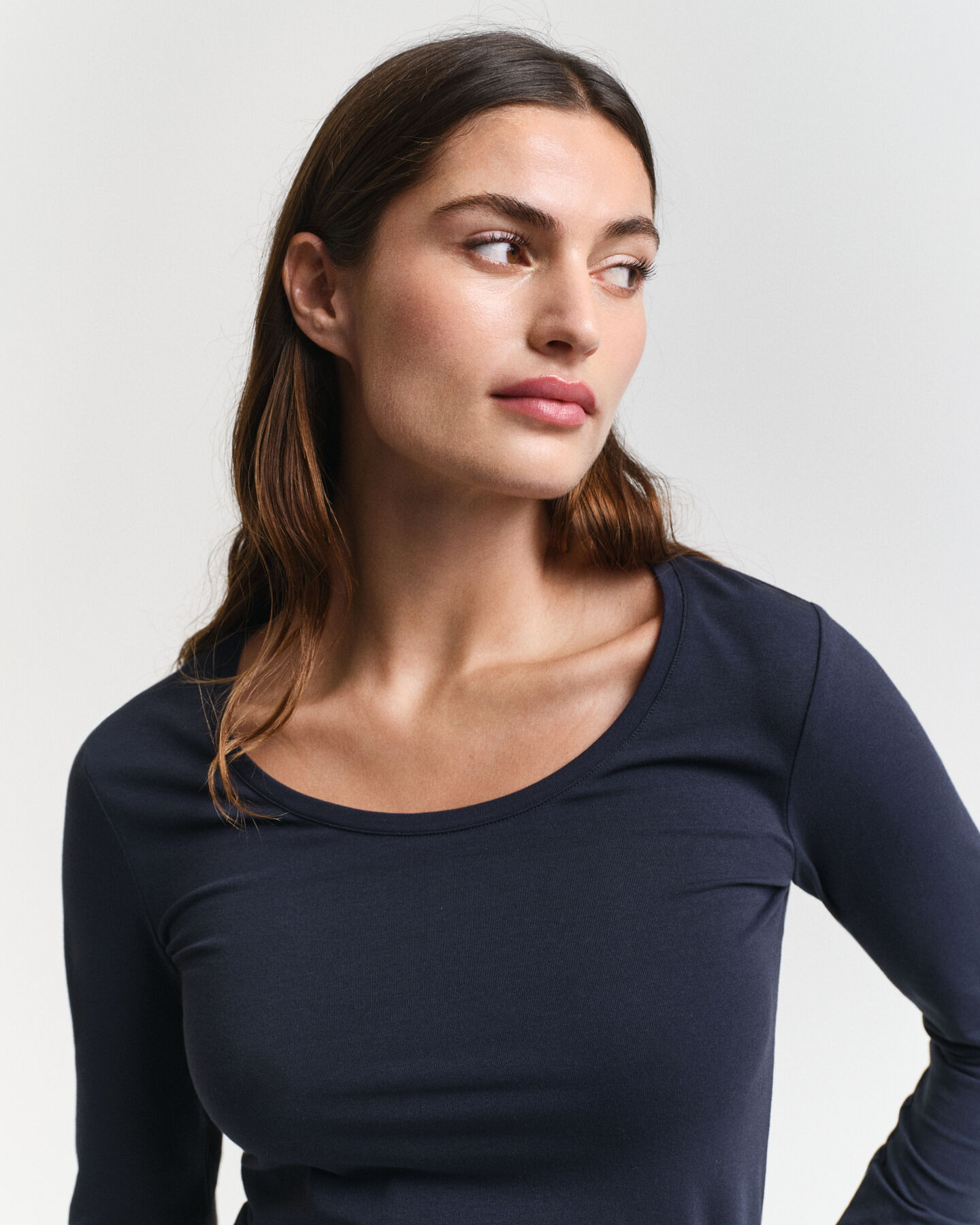 Camisola de manga comprida com decote redondo profundo