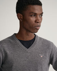 Pulover com decote em V em l&atilde; extrafina