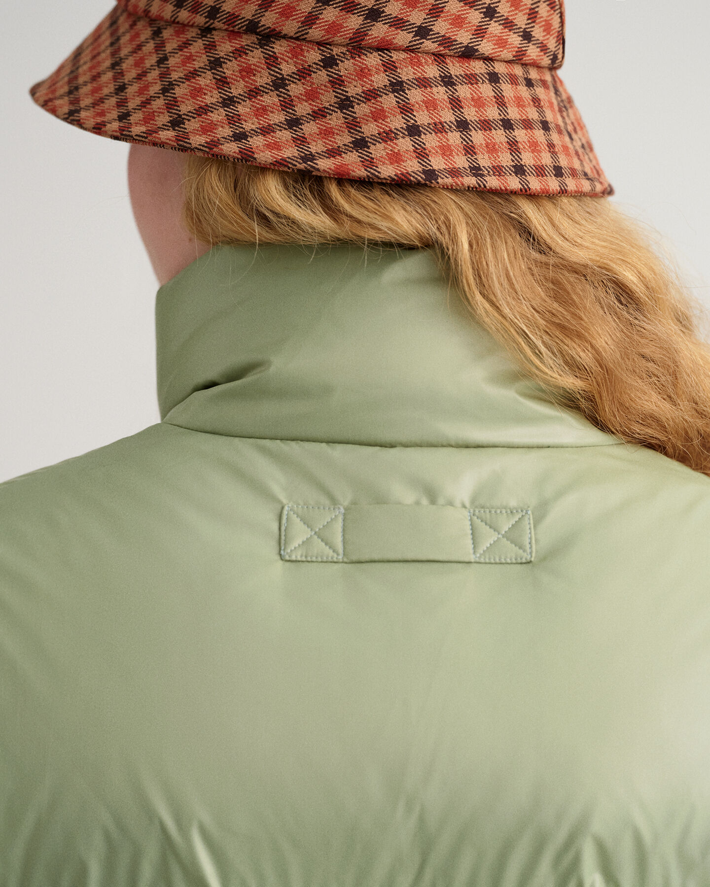 Blus&atilde;o de penas curto