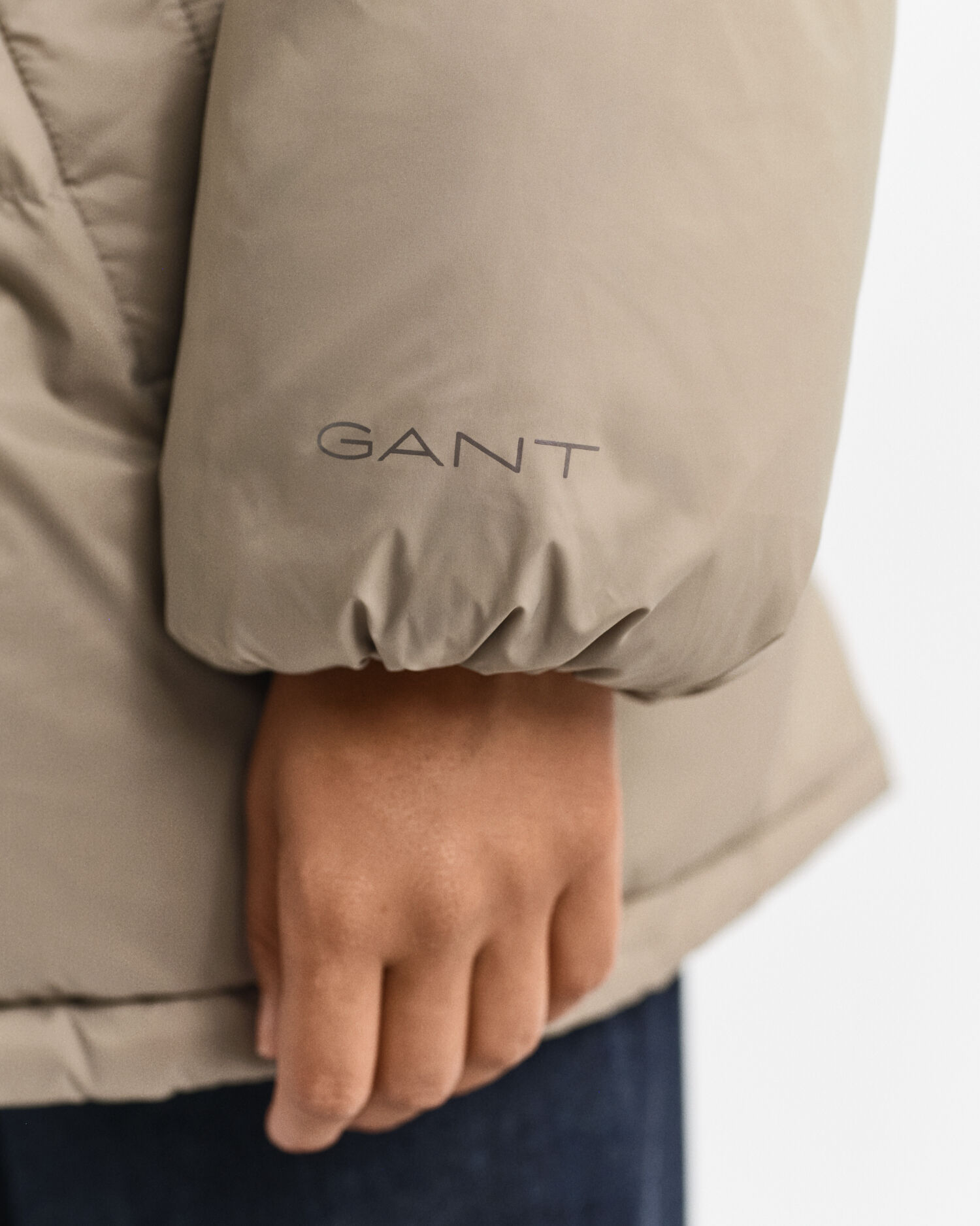 Blusão de penas com comprimento médio