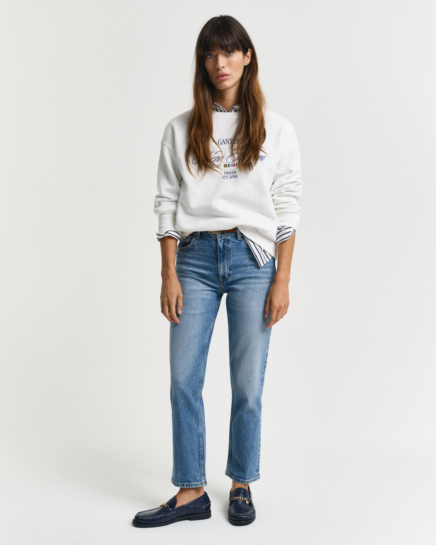 Calças de ganga pelo tornozelo com perna a direito