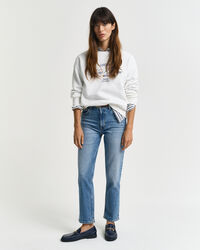 Calças de ganga pelo tornozelo com perna a direito