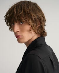 Camisa lisa com laço slim fit