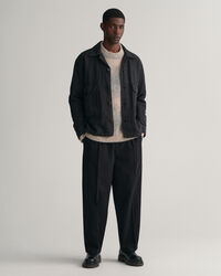 Calças chino em sarja com pregas