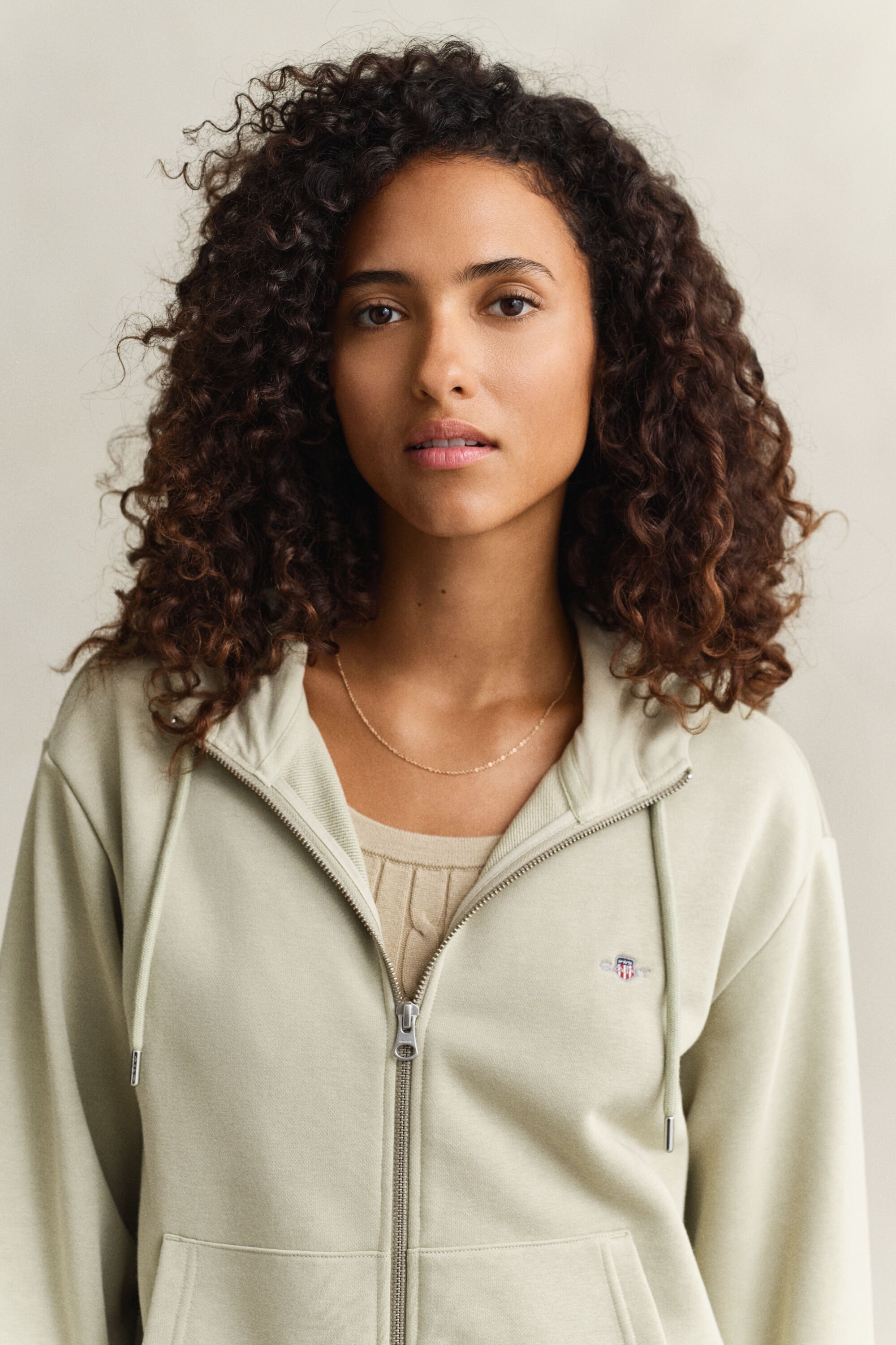 Sweatshirt com capuz e fecho Shield