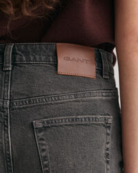 Calças de ganga pelo tornozelo com perna a direito