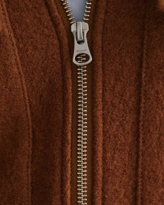 Casaco em boucl&eacute; com fecho de correr