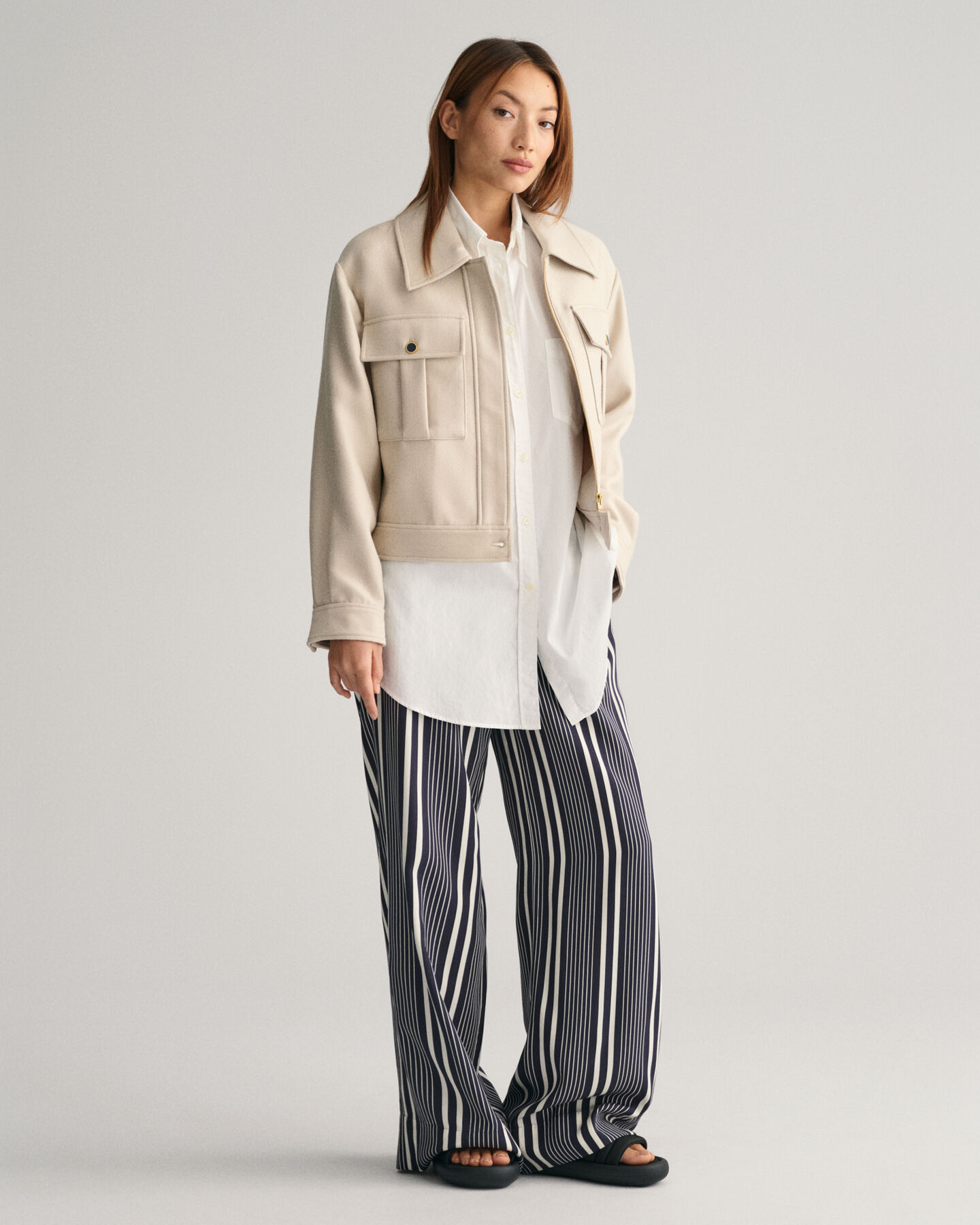 Calças com estampado às riscas e perna larga regular fit