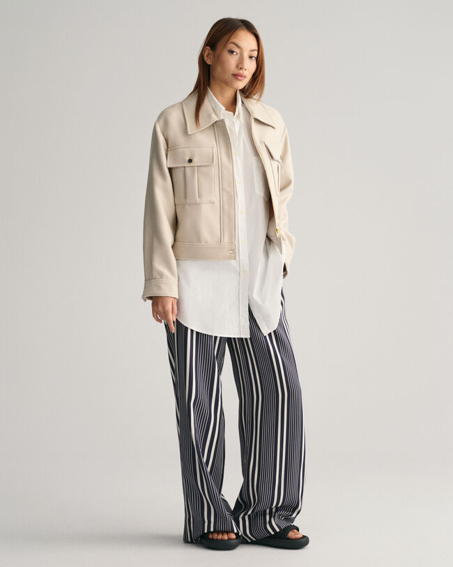 Calças com estampado às riscas e perna larga regular fit