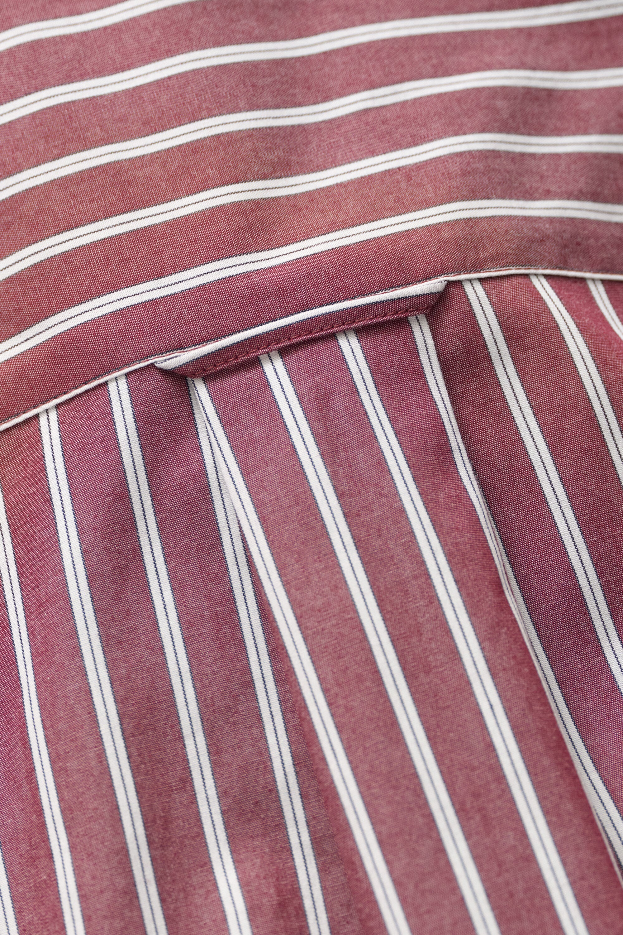 Camisa em popelina às riscas