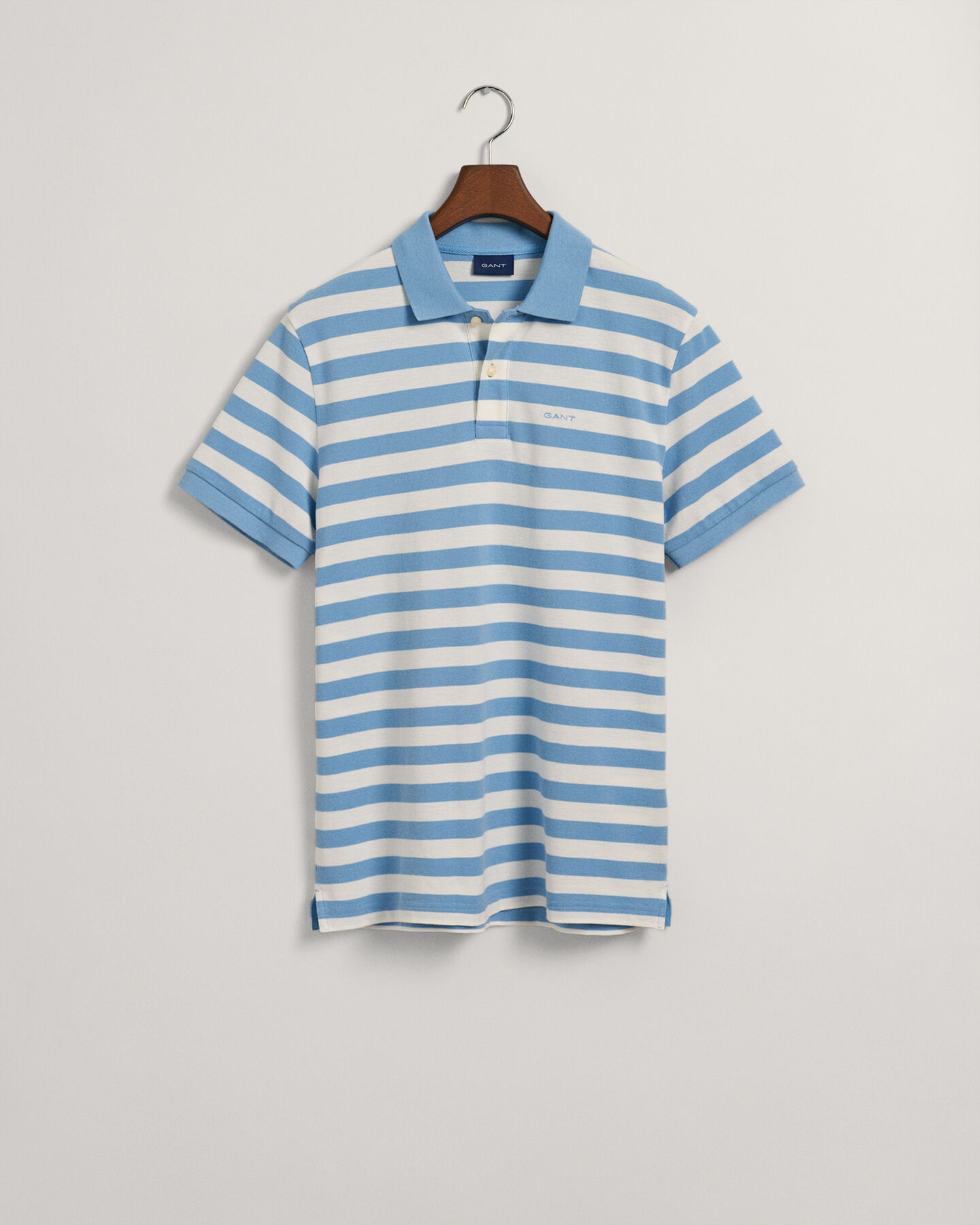 Polo em algod&atilde;o piqu&eacute; &agrave;s riscas