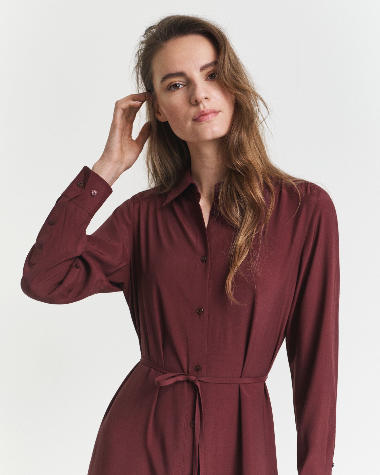 Vestido-camisa em viscose com comprimento médio