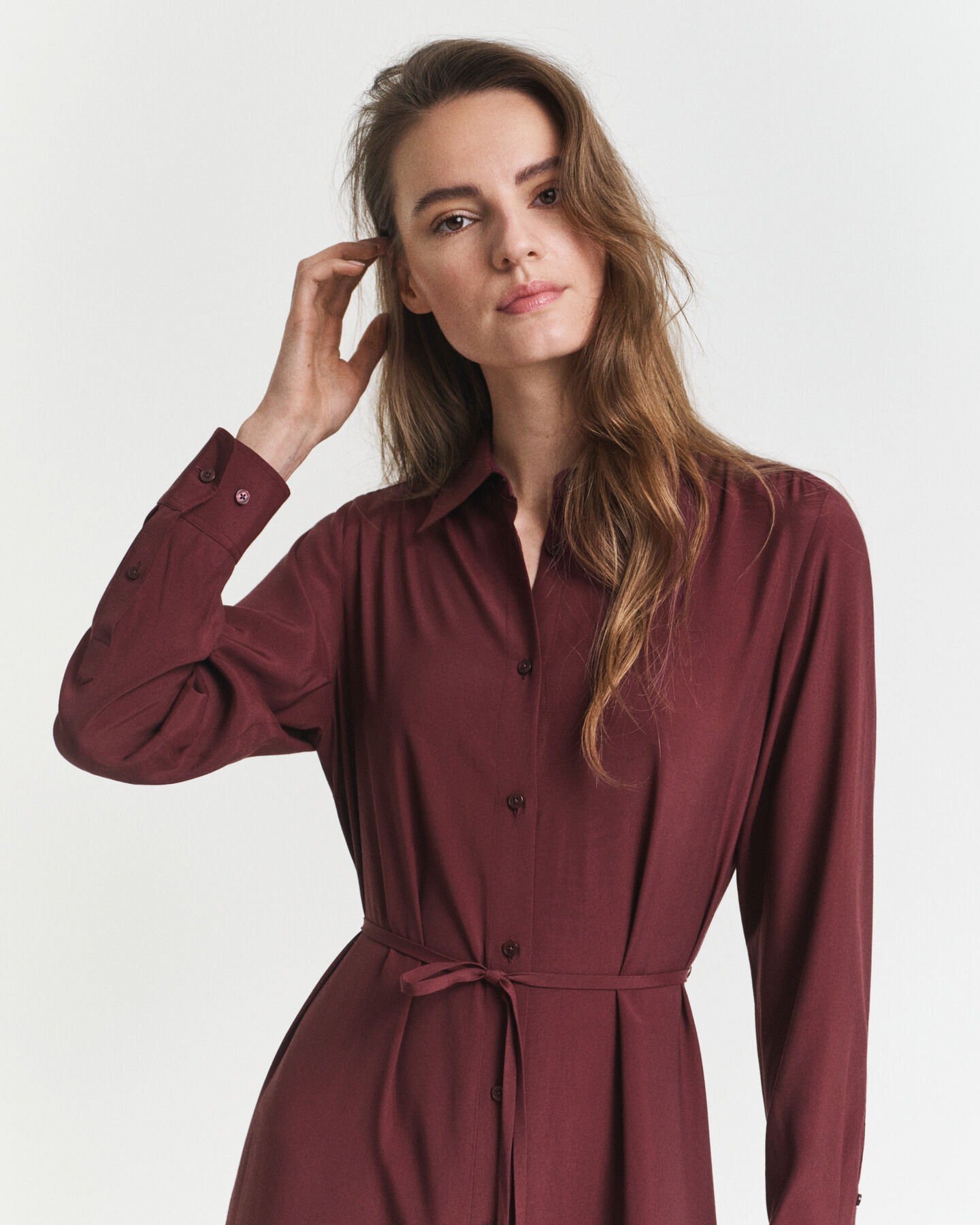 Vestido-camisa em viscose com comprimento médio