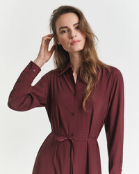 Vestido-camisa em viscose com comprimento médio