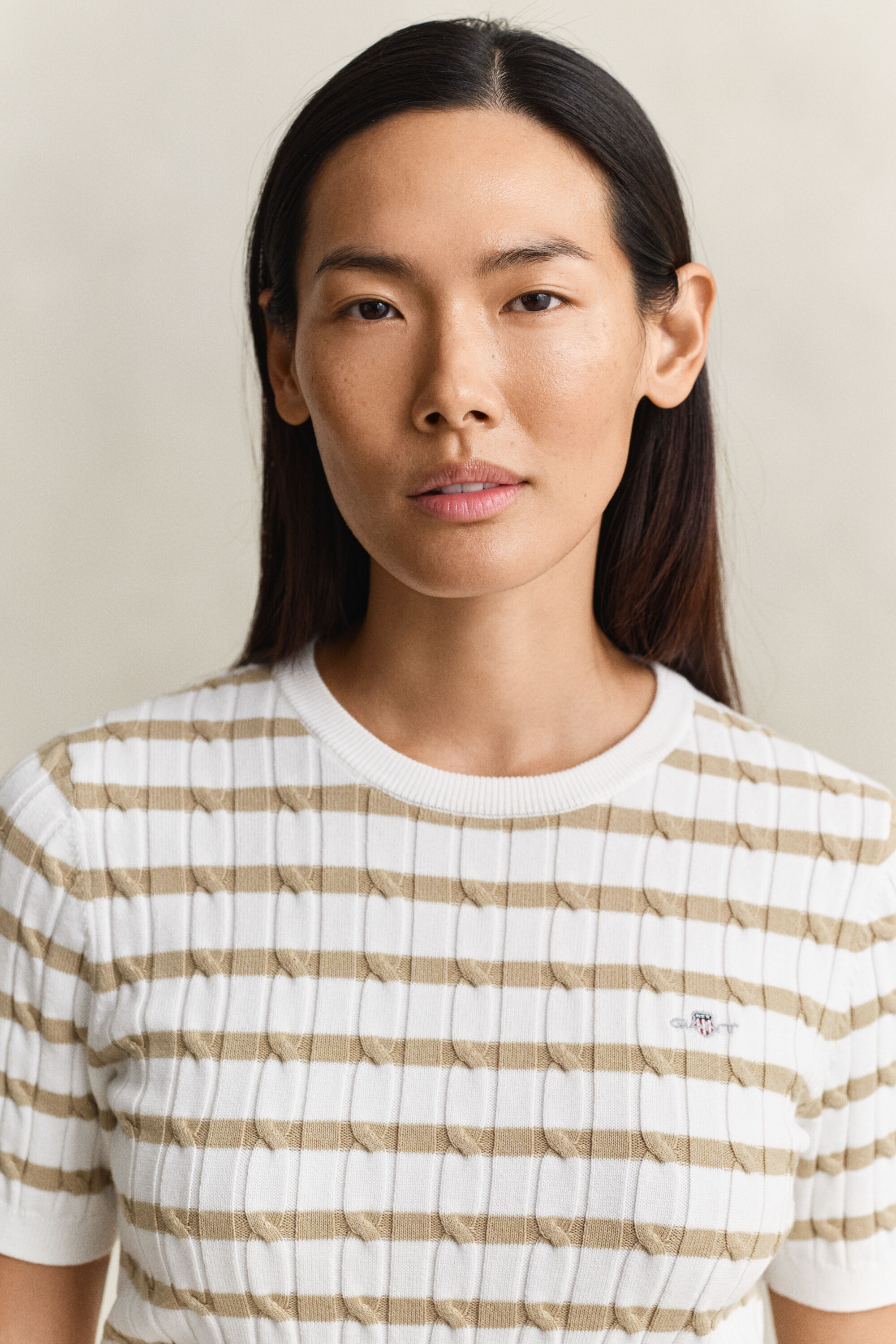 Camisola de manga curta em malha entrançada às riscas