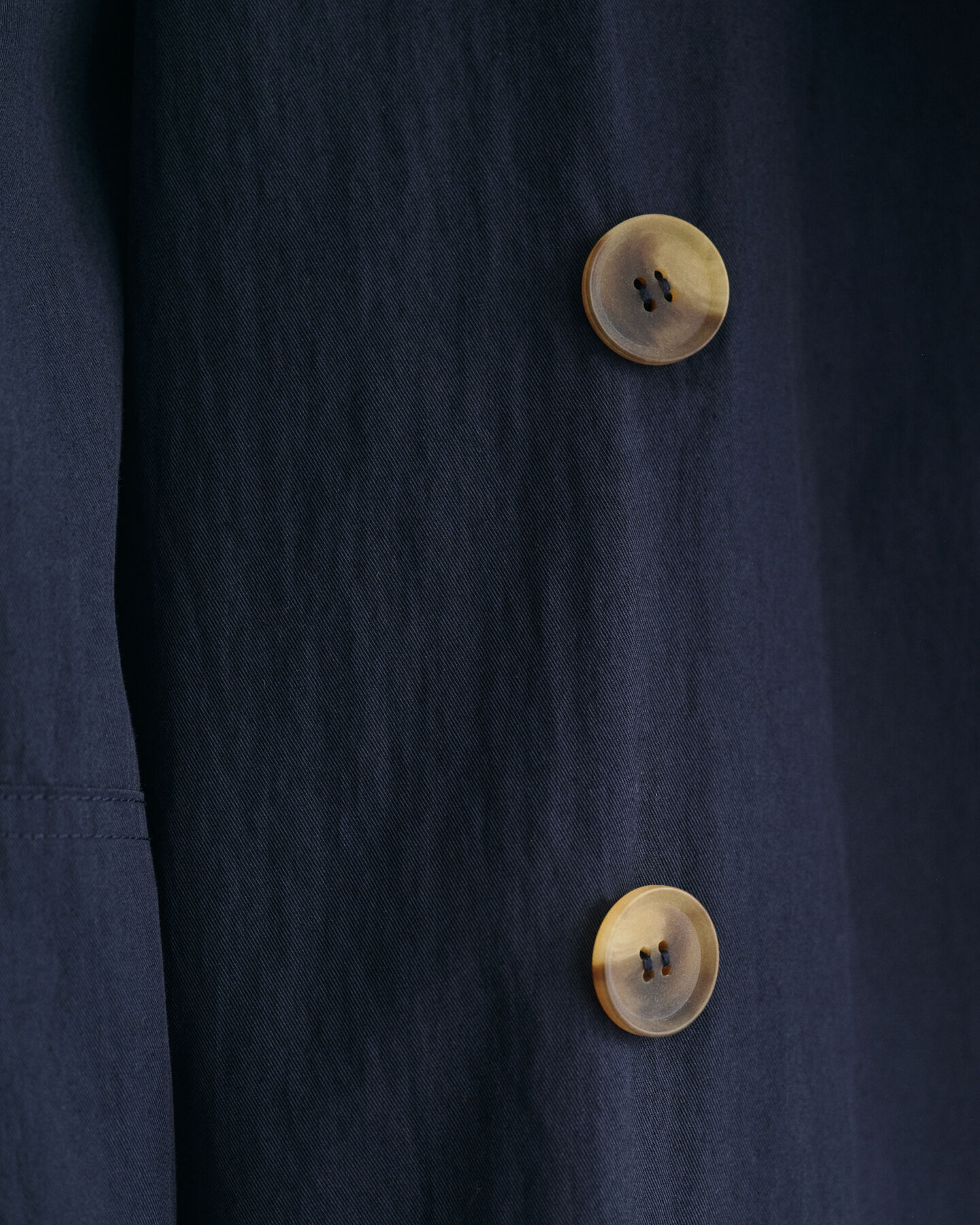 Casaco estilo gabardina com comprimento médio