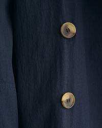 Casaco estilo gabardina com comprimento médio