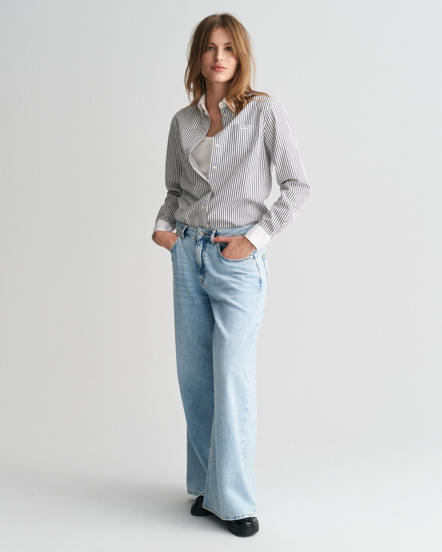 Camisa às riscas com colarinho contrastante regular fit