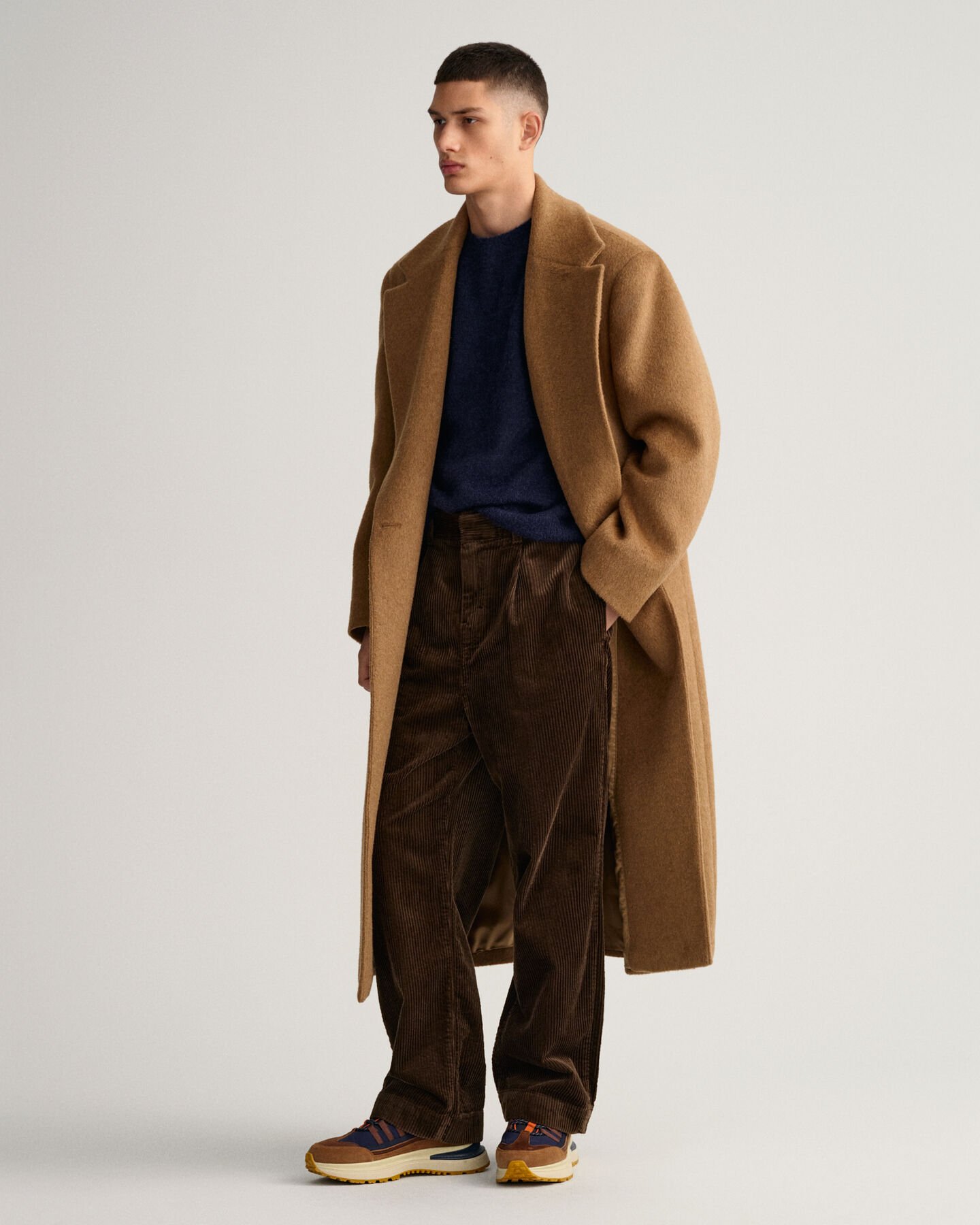 Calças volumosas em bombazina com linhas largas