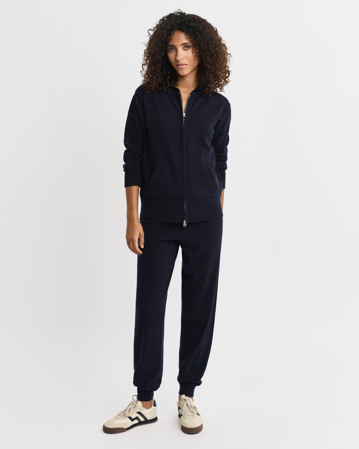 Sweatshirt com capuz e fecho em lã extrafina