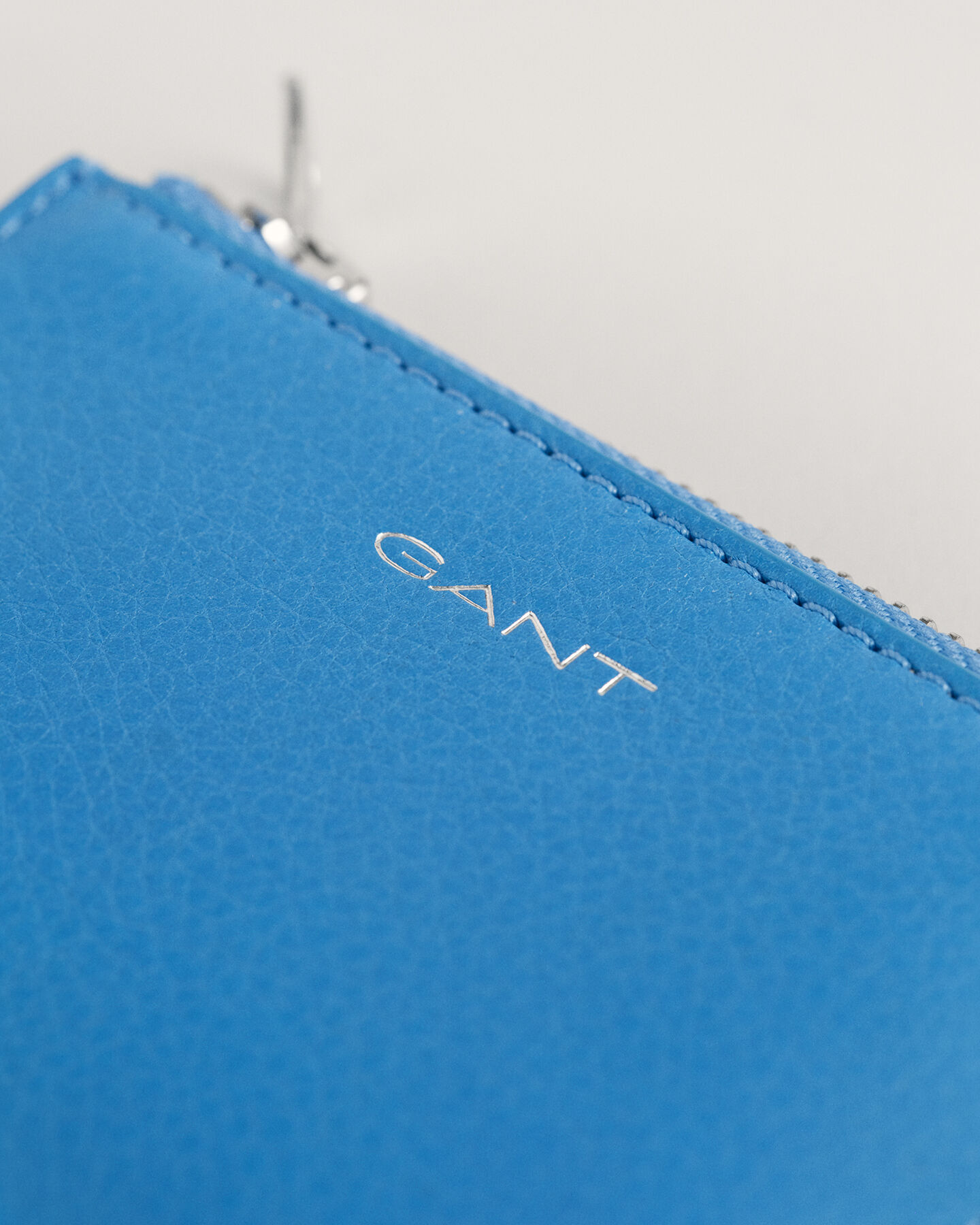 Bolsa em pele com fecho de correr