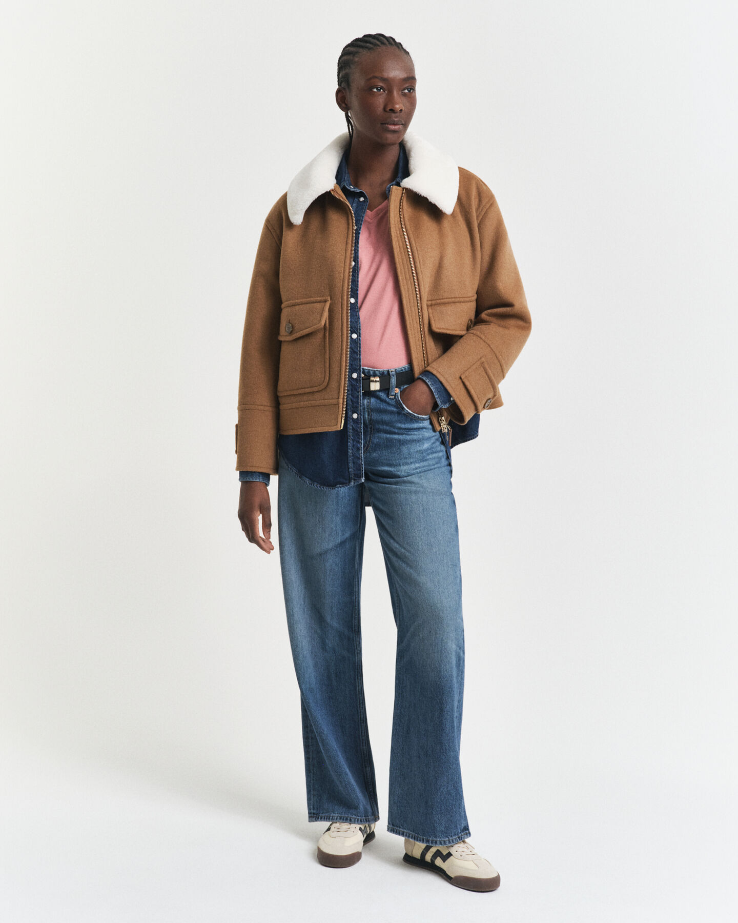 T-shirt com decote em V Shield