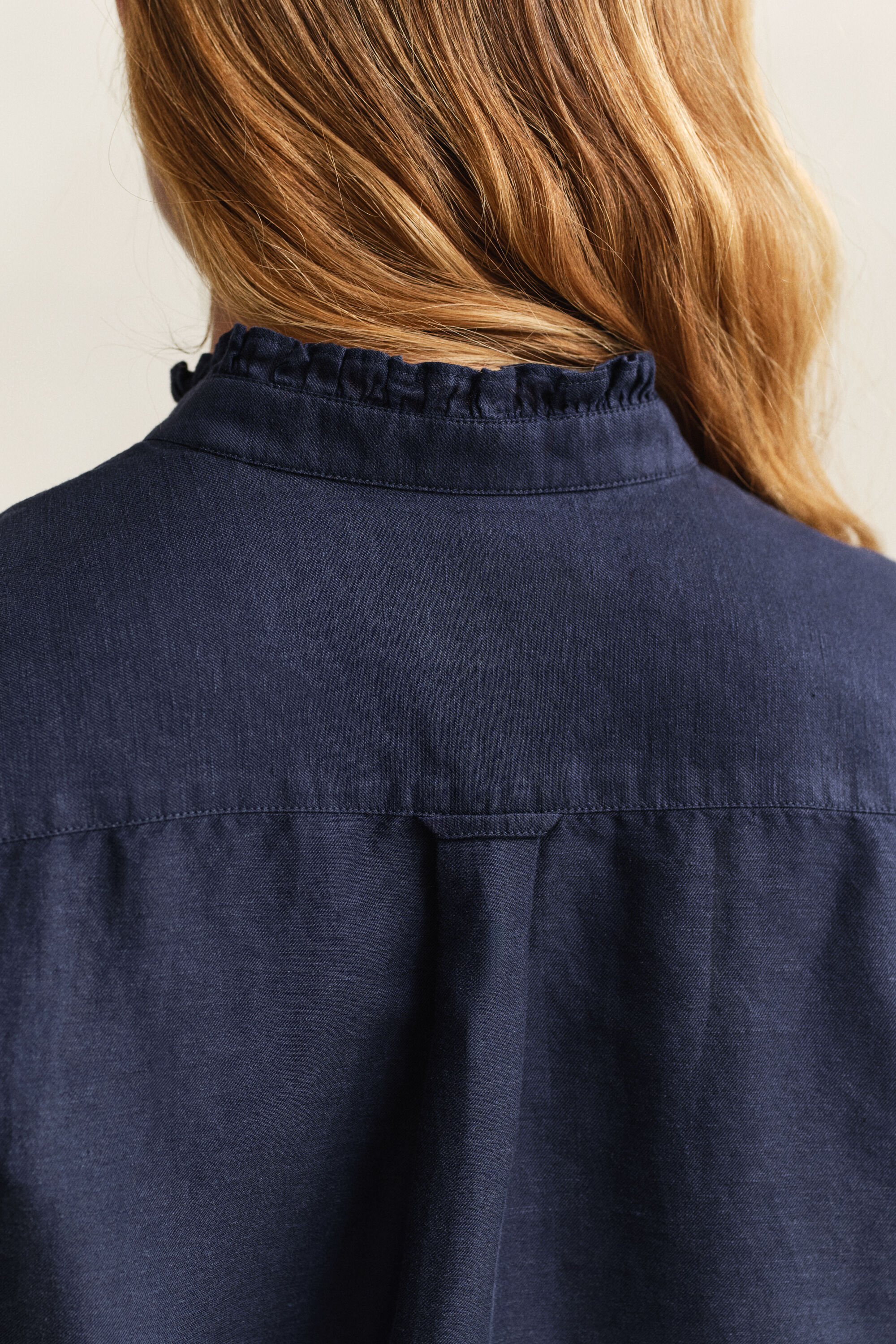 Blusa em mistura de linho com folhos