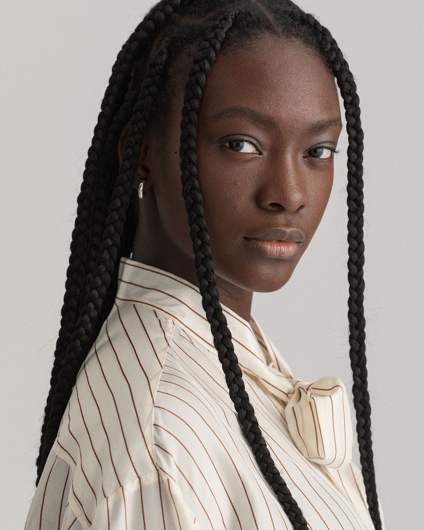 Camisa de seda com la&ccedil;o Pinstripe