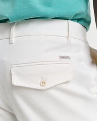 Calças afuniladas em sarja de algodão slim fit