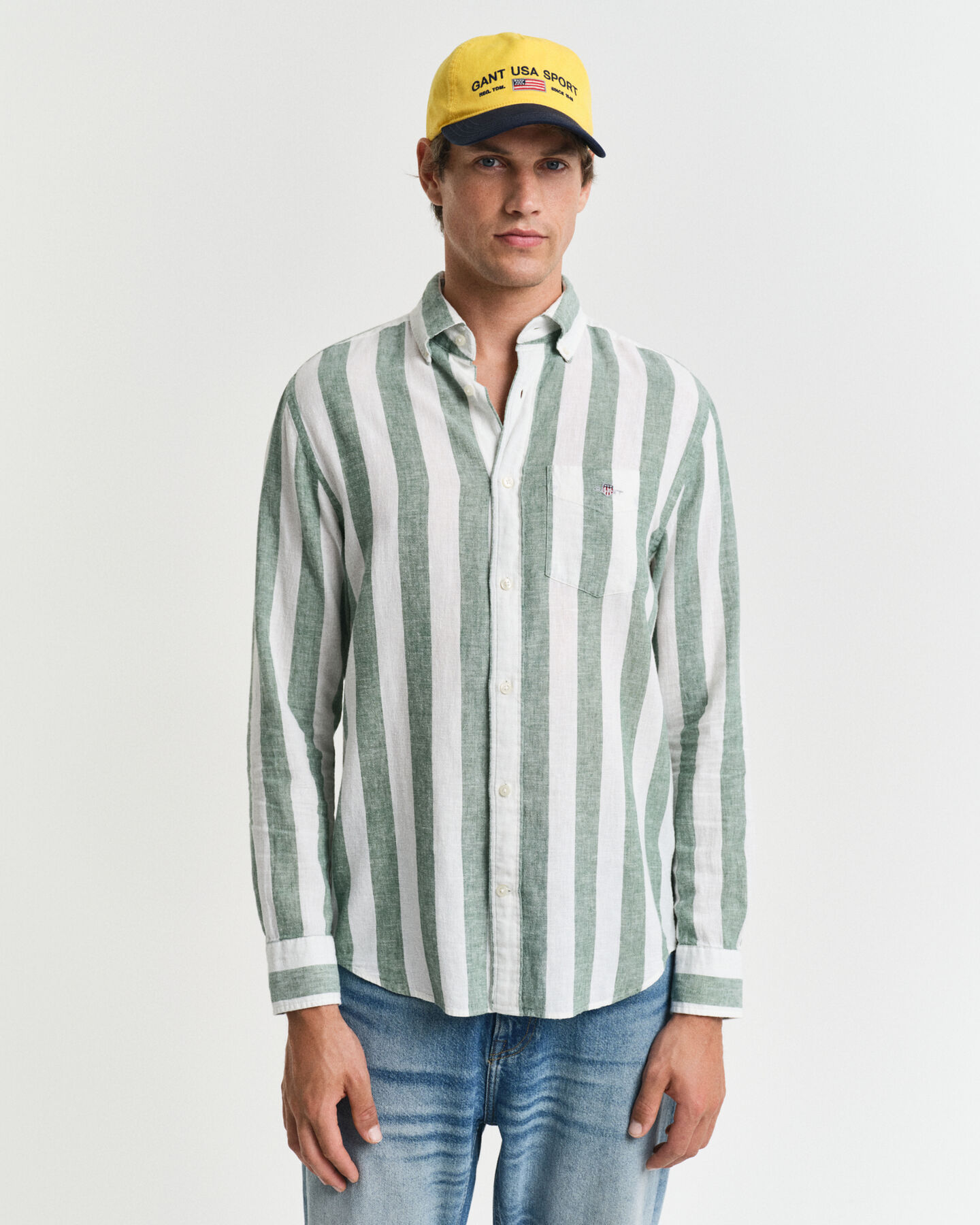 Camisa em linho e algod&atilde;o &agrave;s riscas arrojadas regular fit
