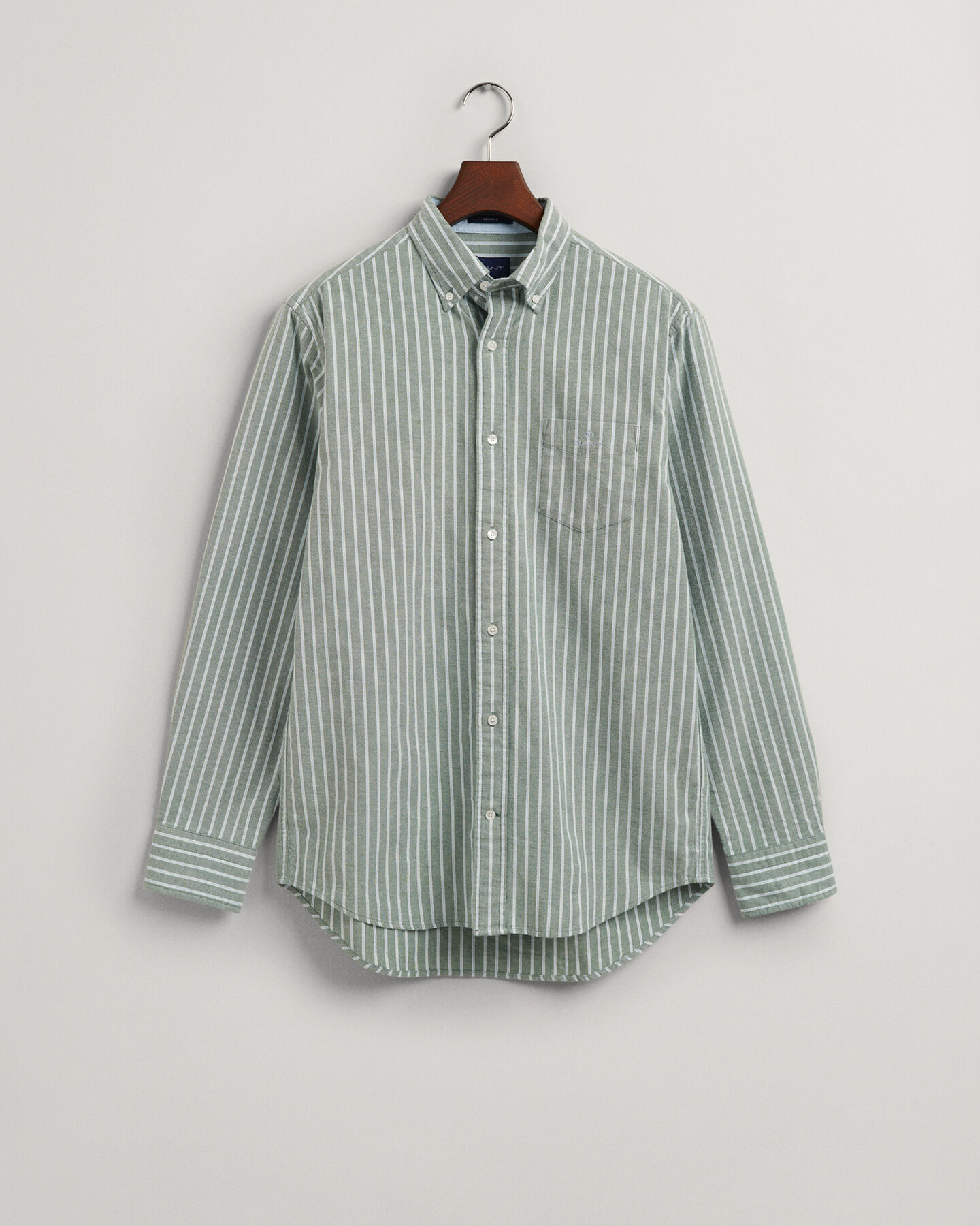 Camisa em tecido Oxford leve &agrave;s riscas regular fit