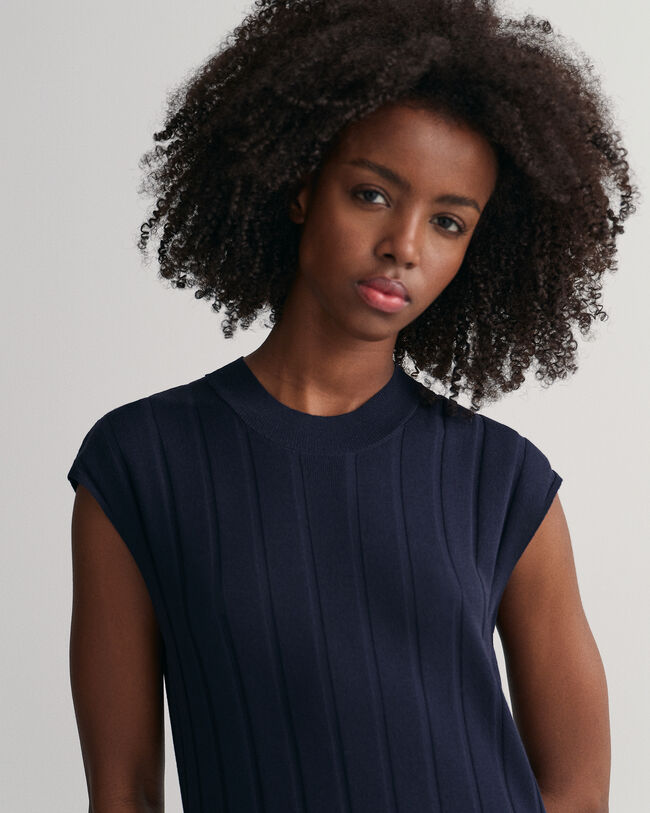 Vestido sem mangas e com decote redondo em malha