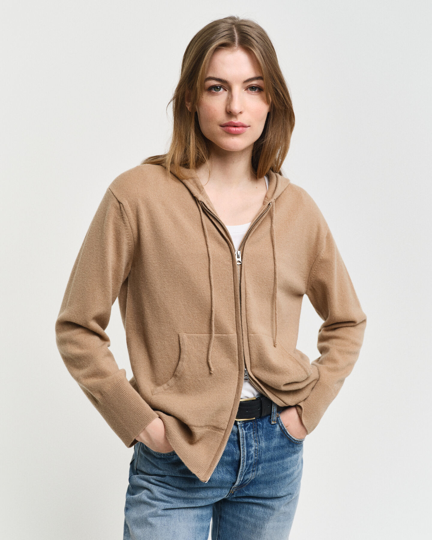 Sweatshirt com capuz e fecho em l&atilde; extrafina