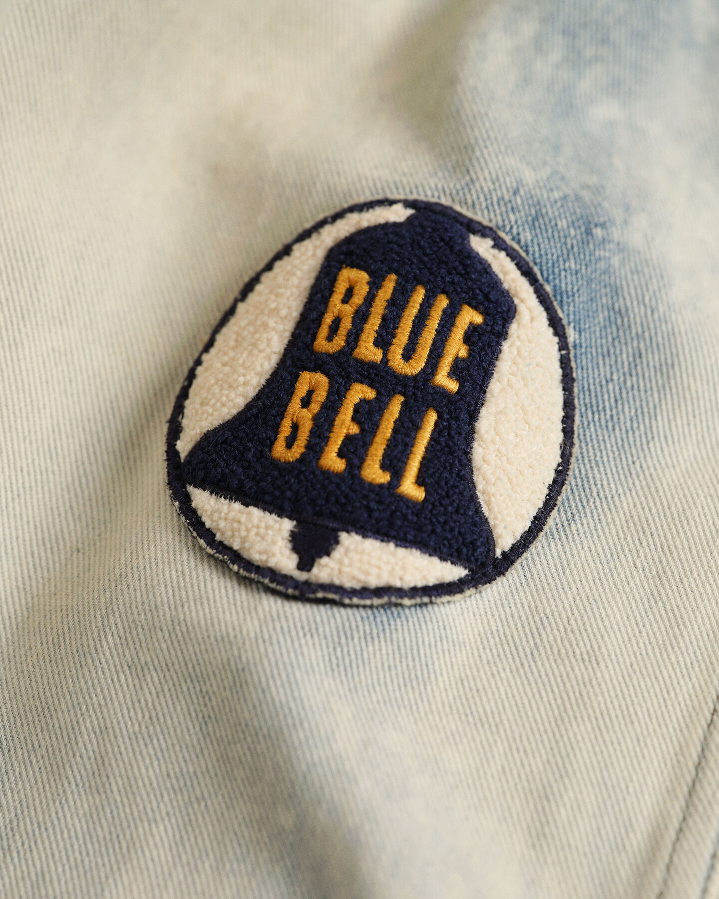 Blusão em ganga desbotada Wrangler x GANT