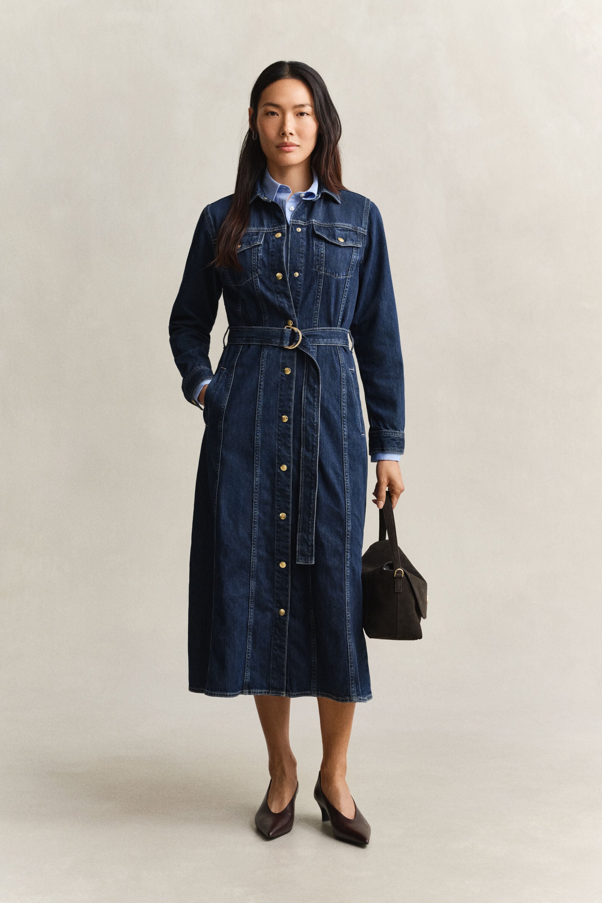 Vestido de comprimento médio em ganga com cinto