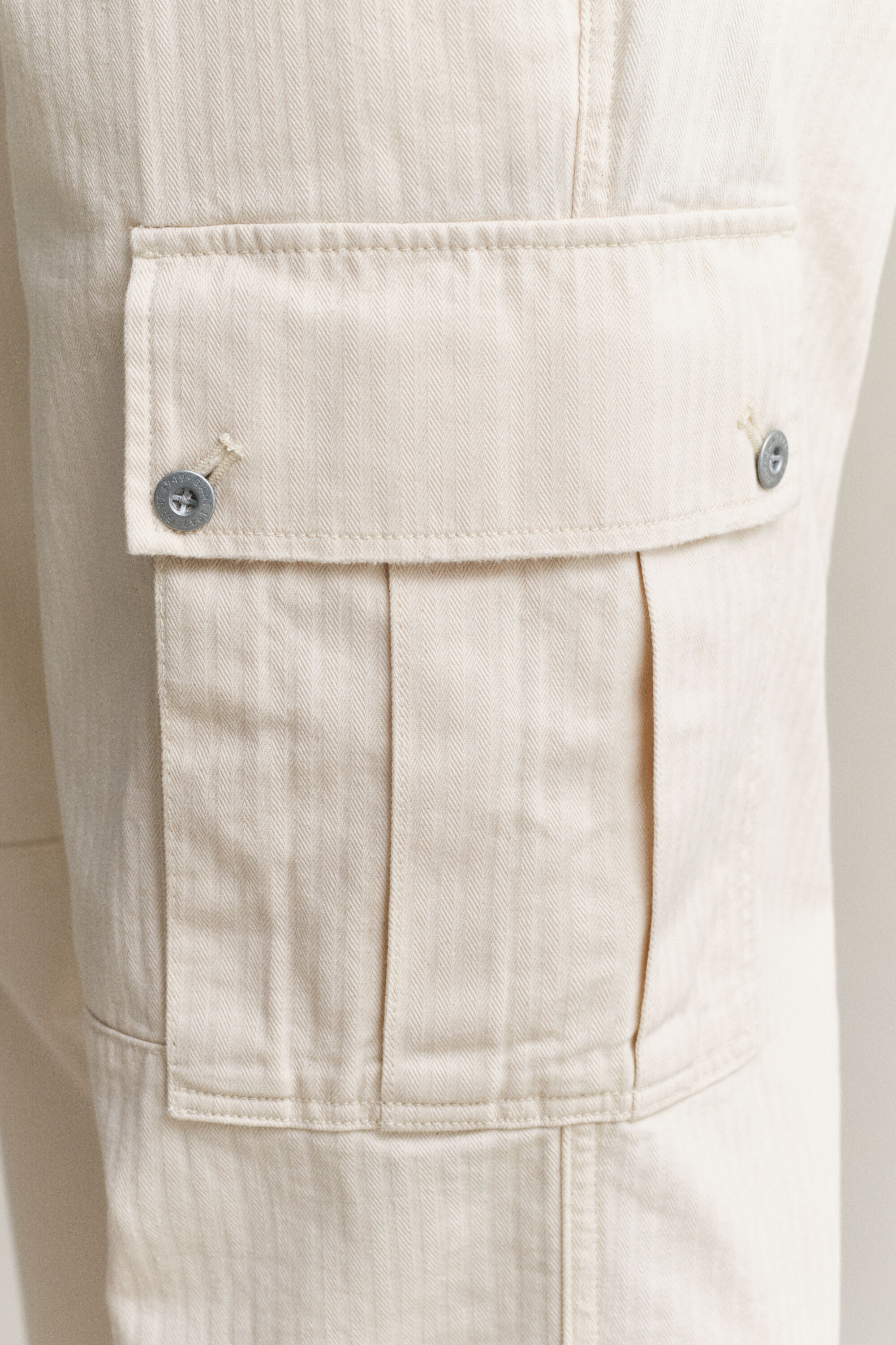 Calças cargo com padrão espinha de peixe