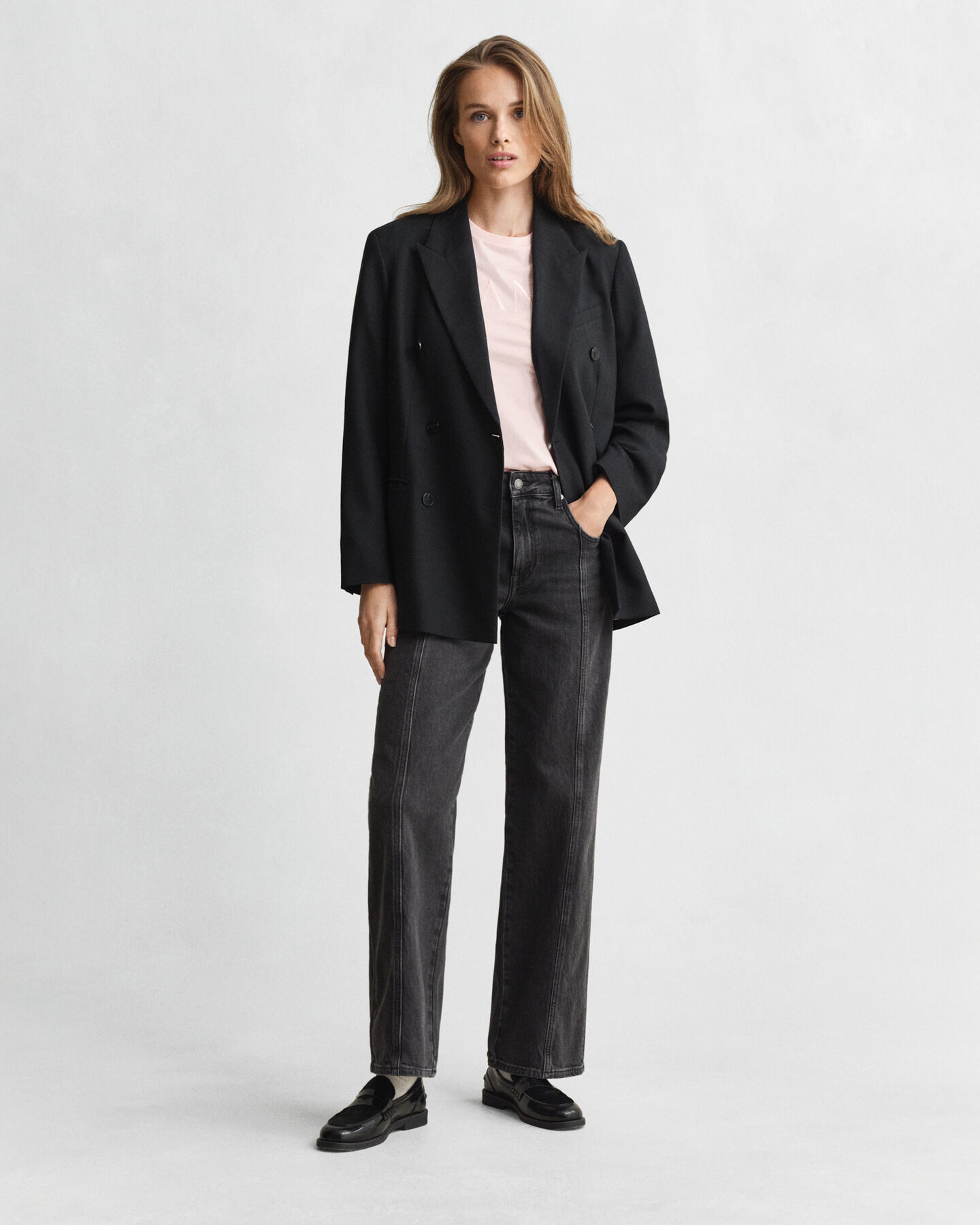 T-shirt com grafismo no mesmo tom