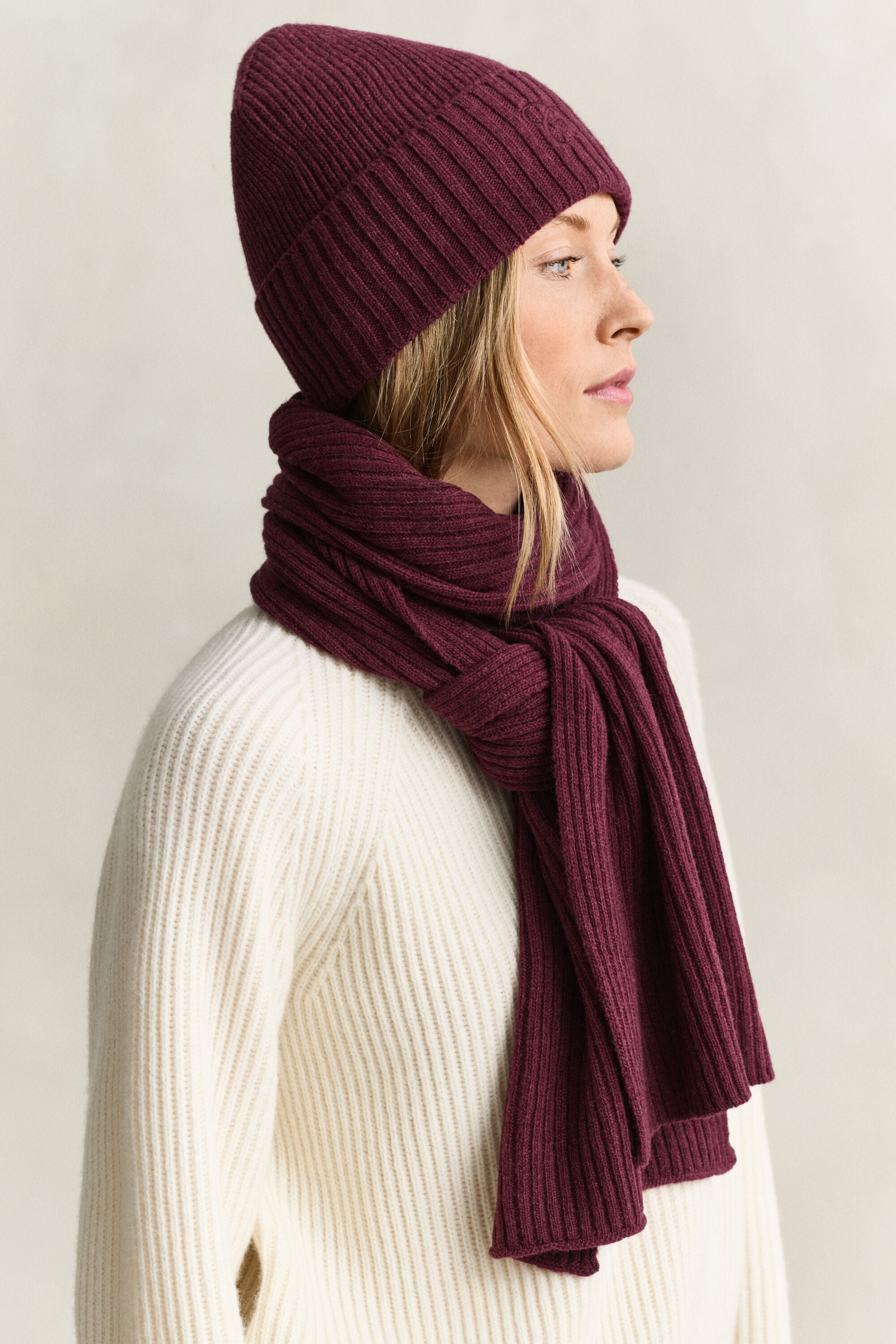 Conjunto de oferta com gorro e cachecol bordado