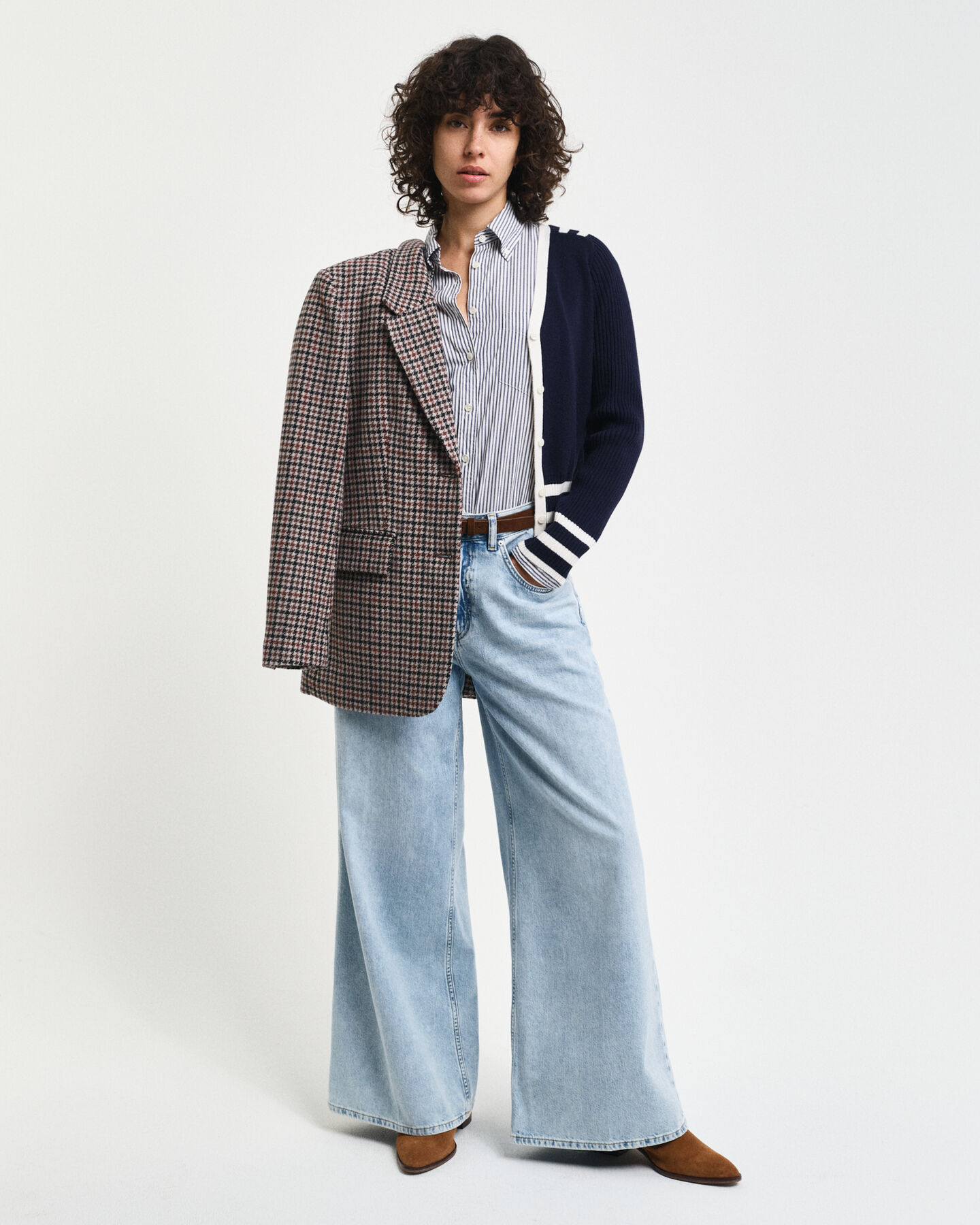 Casaco de malha com decote em V e detalhes contrastantes