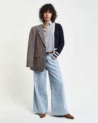 Casaco de malha com decote em V e detalhes contrastantes