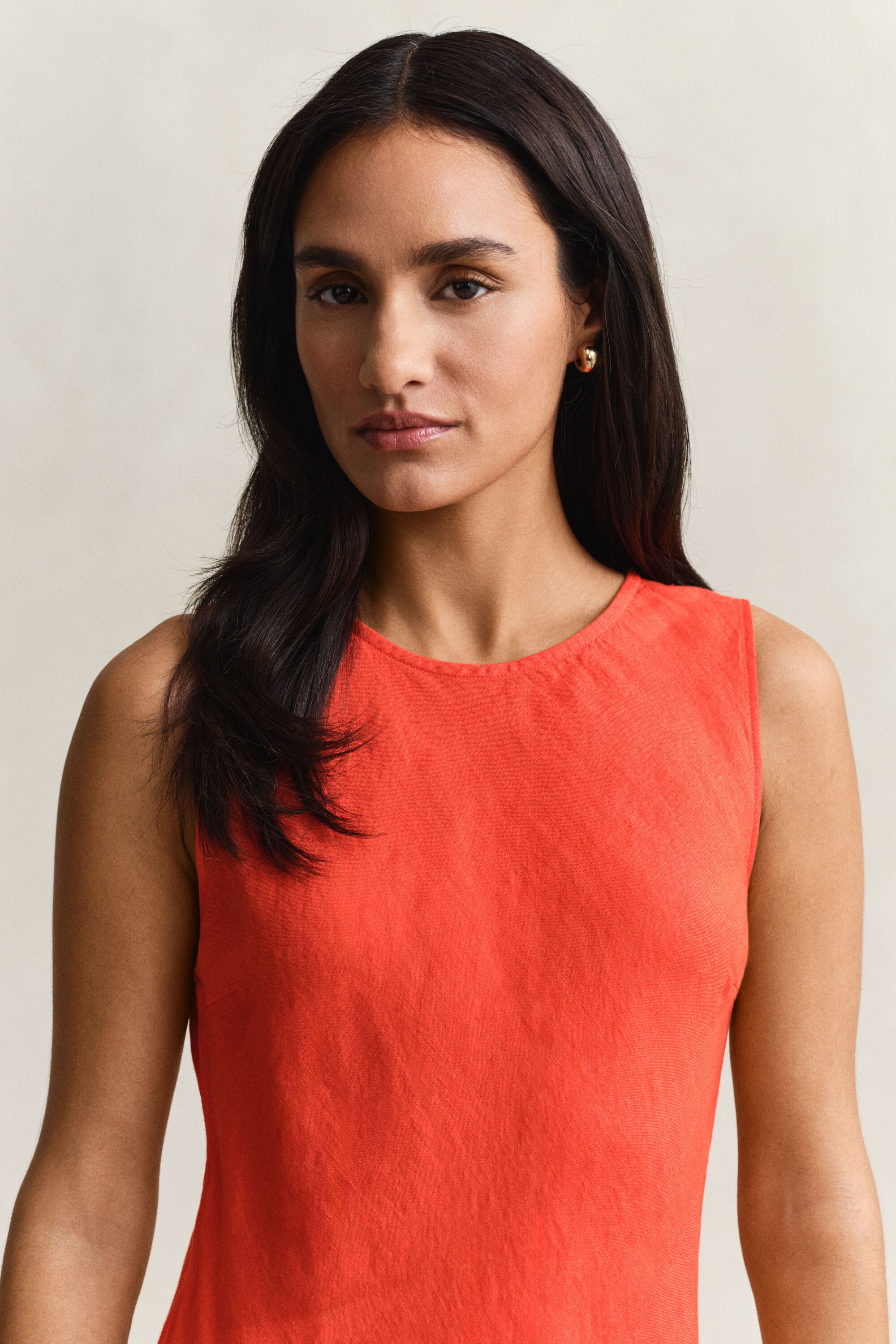 Vestido médio em linho com corte enviesado