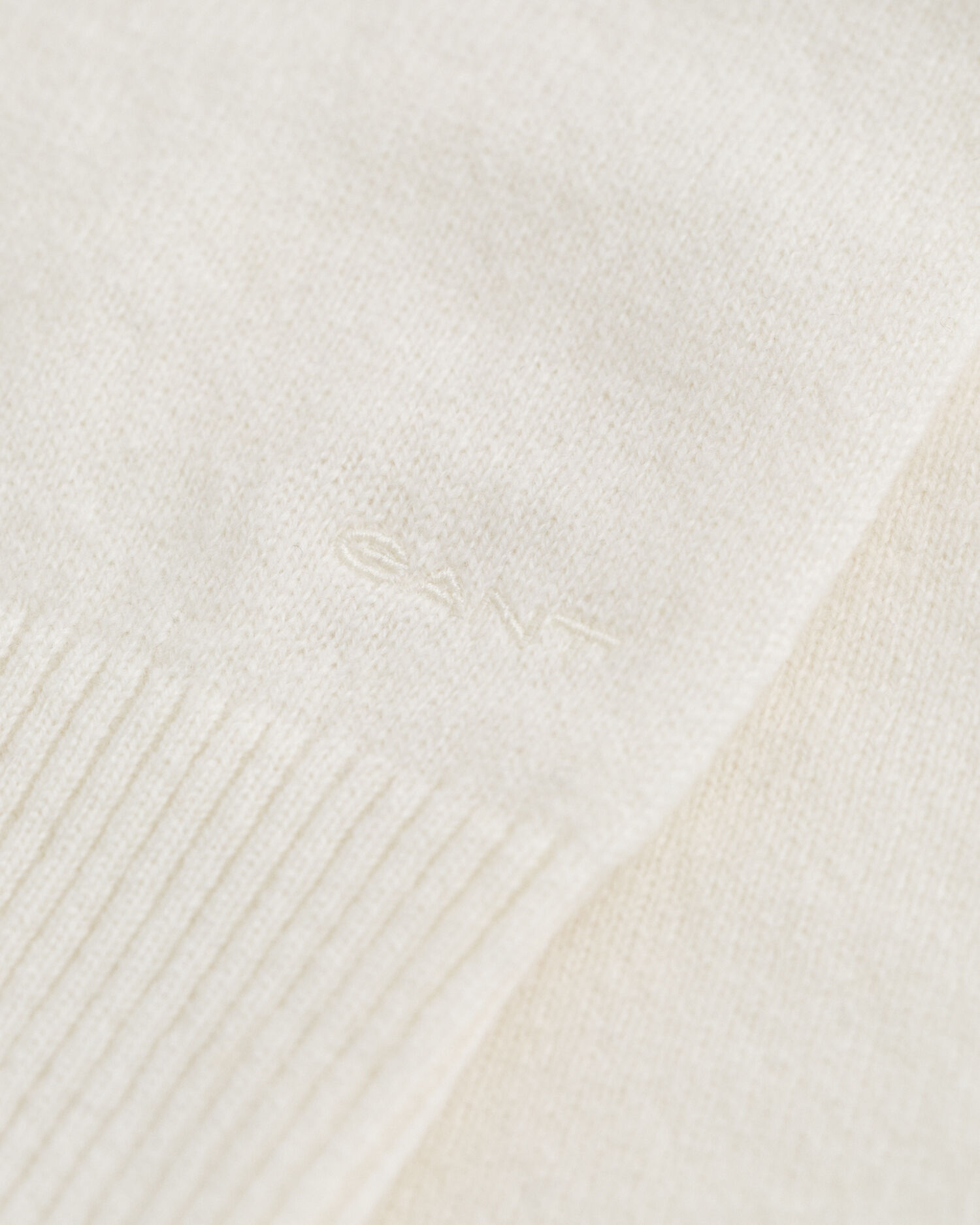 Camisola de malha com gola alta em lã extrafina