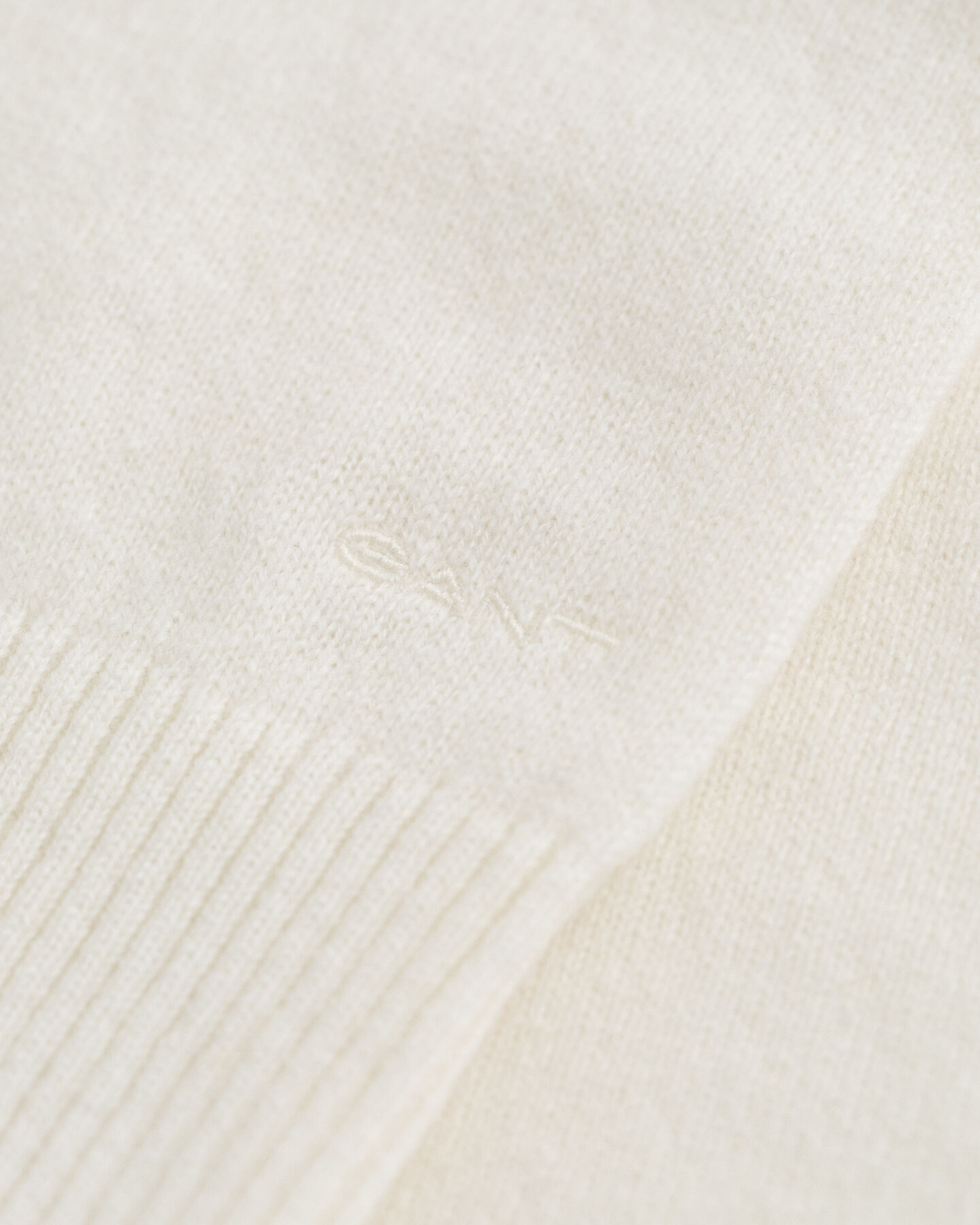 Camisola de malha com gola alta em lã extrafina