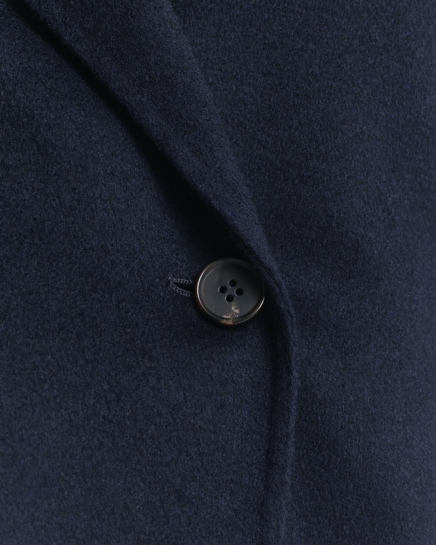 Casaco com cinto cosido à mão