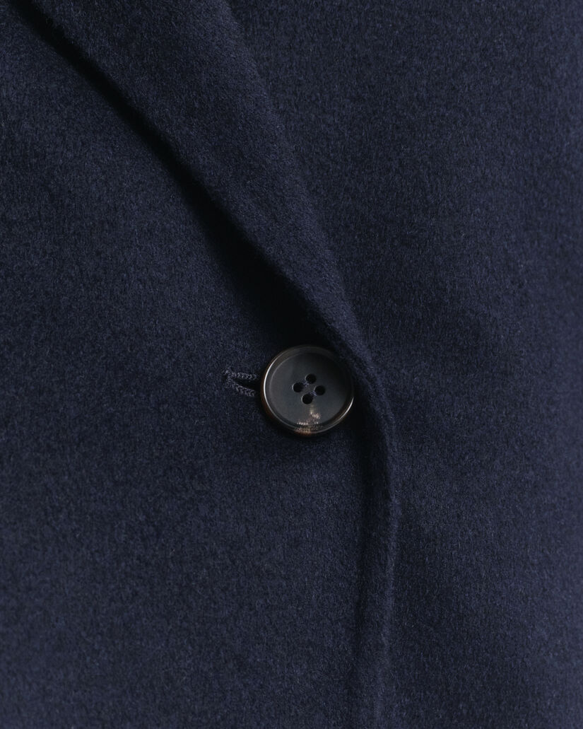 Casaco com cinto cosido à mão